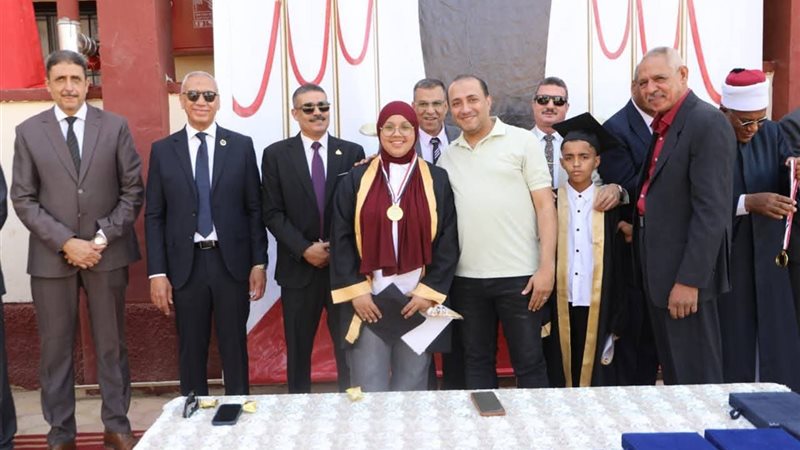 نواب البرلمان يحتفون