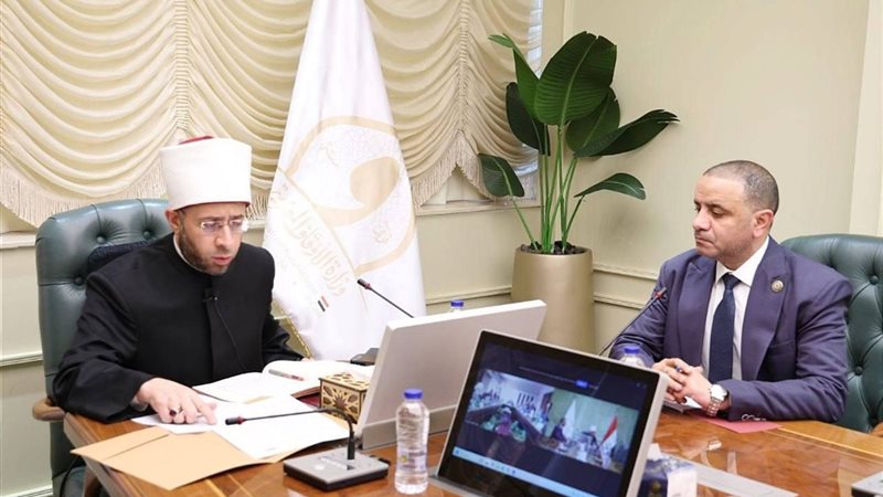 وزير الأوقاف يناقش