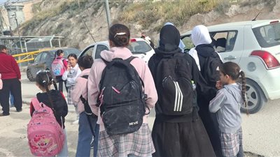 الاحتلال يمنع طلبة السواحرة الغربية من الذهاب لمدارسهم عبر حاجز الشياح
