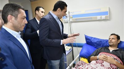 وزير الشباب والرياضة يزور عامل نظافة بنادي النادي للاطمئنان على حالته الصحية