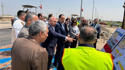 رئيس الوزراء يتفقد أعمال تطوير ورفع كفاءة أحد الطرق خارج مسار الزيارة