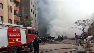 محافظ القاهرة يشرف على إطفاء حريق مخزن خردة بالعباسية دون إصابات