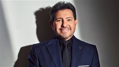 وزيرة الثقافة تطمئن على صحة الفنان هاني شاكر