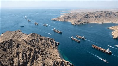 إيران تحتجز سفينتين بمضيق هرمز بعد تمديد ترامب الهدنة