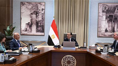 مدبولي يبحث ترشيد استهلاك البترول وإرجاء مشروعات طرق ضمن خطة حكومية