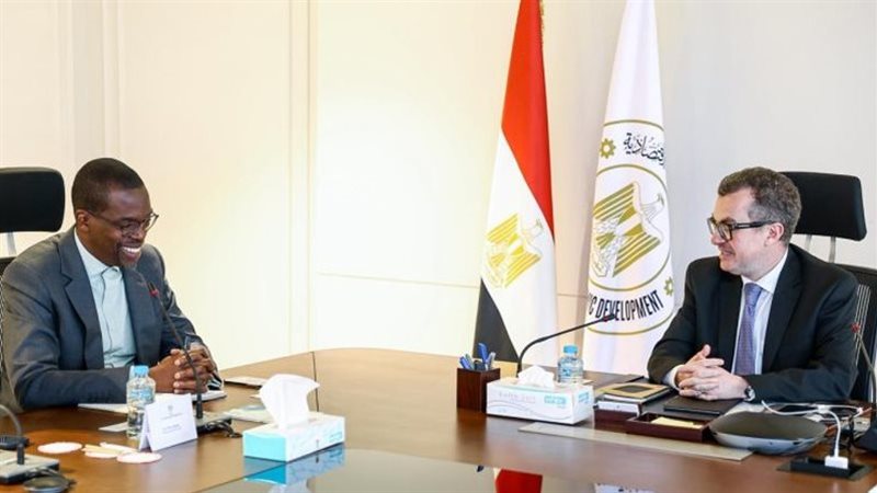 وزير التخطيط مع الرئيس