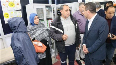 خلال جولة مفاجئة.. محافظ المنوفية يحيل عاملين بمستشفى للتحقيق