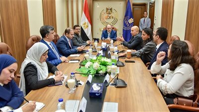 رئيس هيئة الدواء يبحث مع كبرى الشركات العالمية تعزيز الاستثمار في مستحضرات التجميل