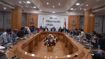 تفاصيل اجتماع نائب رئيس هيئة الشراء الموحد مع شعبة المستلزمات الطبية بالغرف التجارية