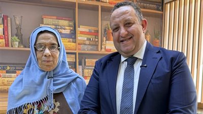 نقيب المهندسين يزور مهندسة سابقة ويطمئن على حالتها بدار رعاية بالجيزة