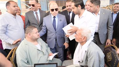 محافظ الغربية يتفقد قافلة طبية مجانية في قرية 