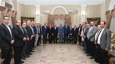 توقيع عقود تقديم الخدمة الطبية بين مستشفيات جامعة المنيا والتأمين الصحي