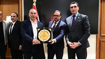 رئيس لجنة الشباب والرياضة يكرم التوأم حسام وإبراهيم حسن بمجلس النواب