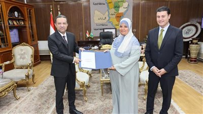 محافظ المنوفية يواصل تسليم عقود تقنين جديدة لأراضي أملاك الدولة 