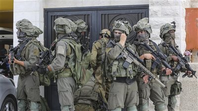 فلسطين: إصابة بالرصاص الحي واعتقال 30 مواطنًا في هجوم للمستوطنين برام الله