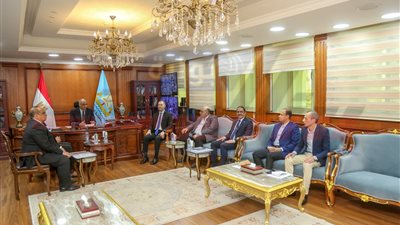 مناقشة عدد من الملفات الخدمية ومشاكل الدوائر مع أعضاء مجلسي النواب والشيوخ