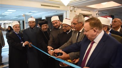 المشاركون في مؤتمر كلية الدعوة يتفقدون معرض مطبوعات مجمع البحوث الإسلامية