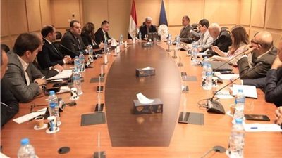 شريف فتحى يعقد اجتماعًا موسعًا لمناقشة تطوير السياحة النيلية