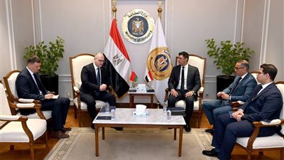 وزير الصناعة يبحث مع سفير بيلاروسيا تعزيز التعاون وتوطين الصناعات الثقيلة