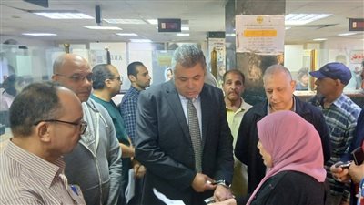 نائب محافظ القاهرة يتابع خدمات المواطنين بالمركز التكنولوجي بحي الزيتون 