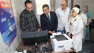 محافظ المنوفية يفاجئ المركز الصحي بشبين الكوم ويُحيل 6 موظفين للتحقيق لتغيبهم عن العمل