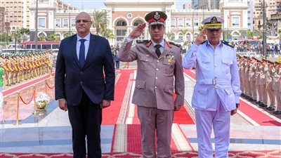 محافظ الإسكندرية وقائد المنطقة الشمالية العسكرية يضعان إكليل الزهور على النصب التذكاري للشهداء