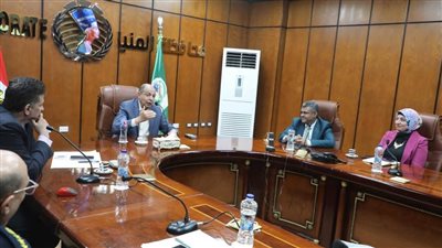 محافظ المنيا يبحث فرص الاستثمار بالقطاع الصحي