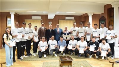 رئيس جامعة بني سويف يلتقي الطلاب المشاركين في تنظيم كأس العالم لسلاح الشيش