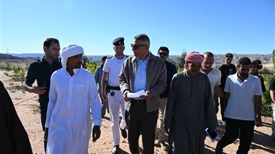 محافظ جنوب سيناء يتابع آثار السيول بوادي سعال ويوجه بتلبية احتياجات الأهالي
