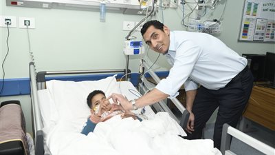 وزير الشباب والرياضة يزور مستشفي الناس
