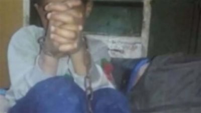 كشف ملابسات تداول منشور بقيام شخص بتقييد نجله بسلسلة حديدية