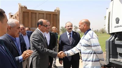 محافظ المنيا يتفقد اصطفاف معدات النظافة والرصف بمغاغة