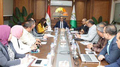 محافظ الجيزة يبحث ملفات التصالح والنظافة والإشغالات ومياه الشرب بالهرم 