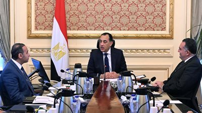 مدبولي يوجه بالإسراع في الانتهاء من مشروعات القوانين الخاصة بتنظيم سوق المال المصرية