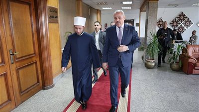 وزير الأوقاف يناقش رسالة ماجستير حول حماية الأسرة 
