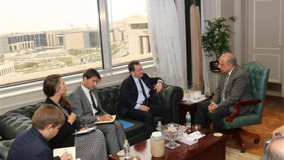 وزير الكهرباء يبحث مع السفير الفرنسي تعزيز التعاون بمشروعات الطاقة المتجددة والاستثمارات