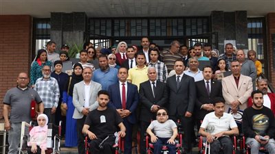 جامعة المنيا.. توزيع 20 جهاز حاسب لوحي و5 كراسي كهربائية لطلابها ذوي الإعاقة