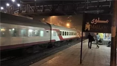 استئناف حركة قطار الصعيد بعد فصل العربة المتضررة بمحطة ملوي بالمنيا