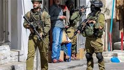 القدس: الاحتلال الإسرائيلي ينفذ اقتحامات مستمرة واعتقالات ومداهمات عنيفة شمال المدينة