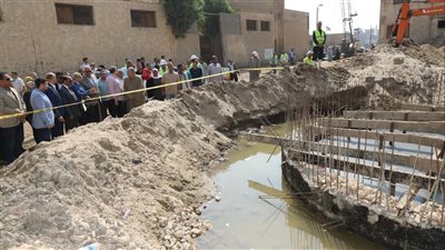 محافظ بني سويف يتفقد مُستجدات مشروع الصرف الصحي بقرية منهرو