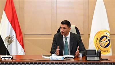 وزير الصناعة يشارك في افتتاح مركز توزيع للتجارة السريعة