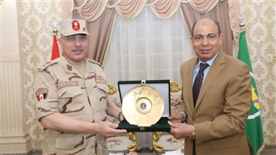 محافظ المنيا خلال استقباله مدير جمعية المحاربين القدماء: الشهداء رمز الفداء
