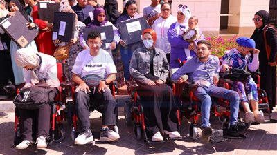 توزيع عدد من الأجهزة التعويضية لطلاب الجامعات من ذوي الإعاقة