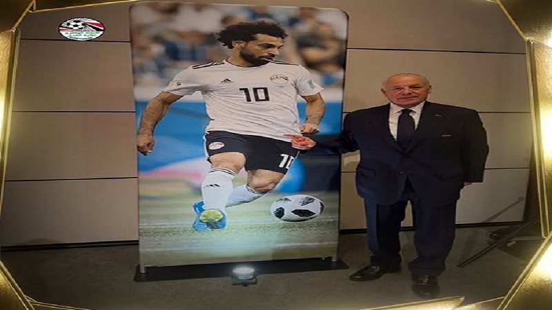أبوريدة أمام صورة