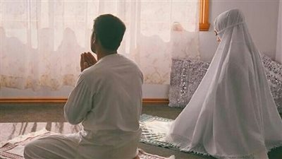  الإفتاء توضح حكم صلاة الزوج وزوجته جماعة في المنزل 