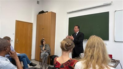 أستاذ جامعي مصري يشارك في فعاليات أكاديمية دولية ويقدم أبحاثًا حول المعتقدات الأفريقية في أوروبا
