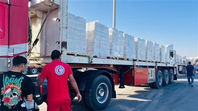 الهلال الأحمر المصري يطلق قافلة «زاد العزة» 186 لدعم غزة إنسانيًا
