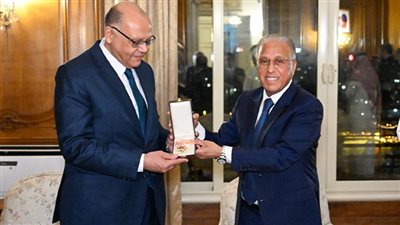 الملك محمد السادس يمنح السفير ياسر عثمان 
