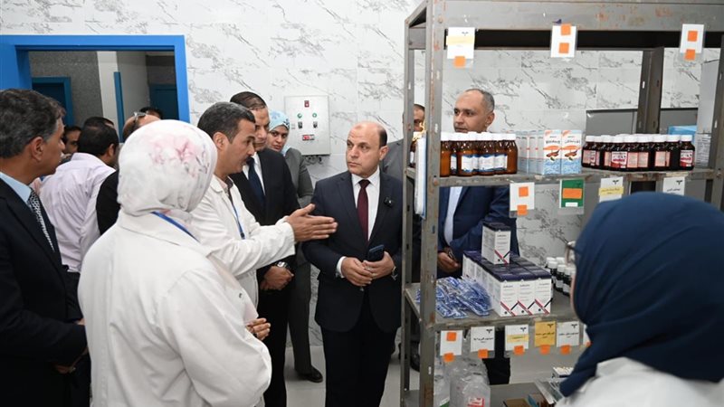 محافظ الغربية بقرية