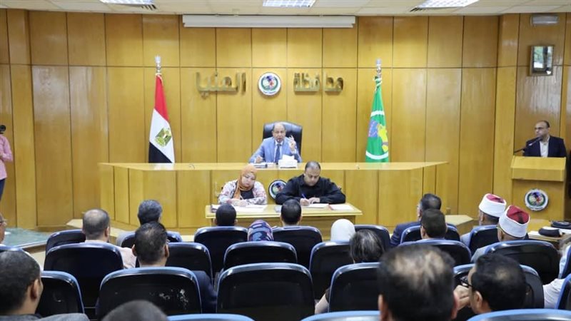 محافظ المنيا خلال